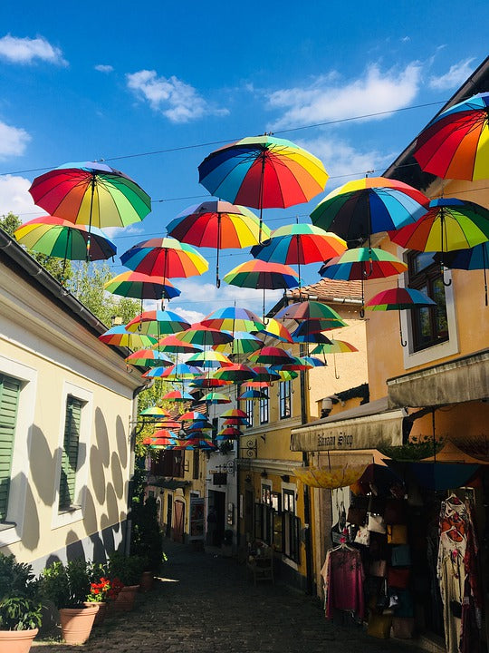 Szentendrei esernyők az utca felett lógatva