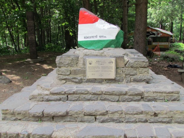 A kékestető csúcsán felállított szikla, az országunk legamagasabb pontán
