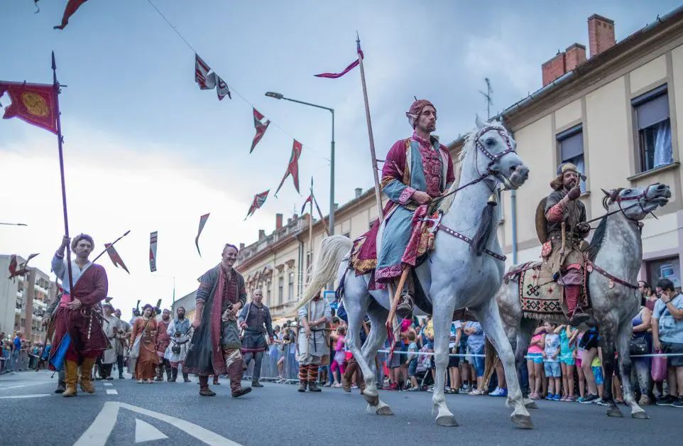 A Savariai karneválon lovon jelmezbe öltözött emberek