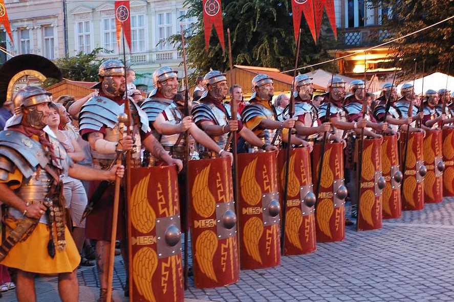 A Savariai történelmi karnevál egyik falanksza látszik