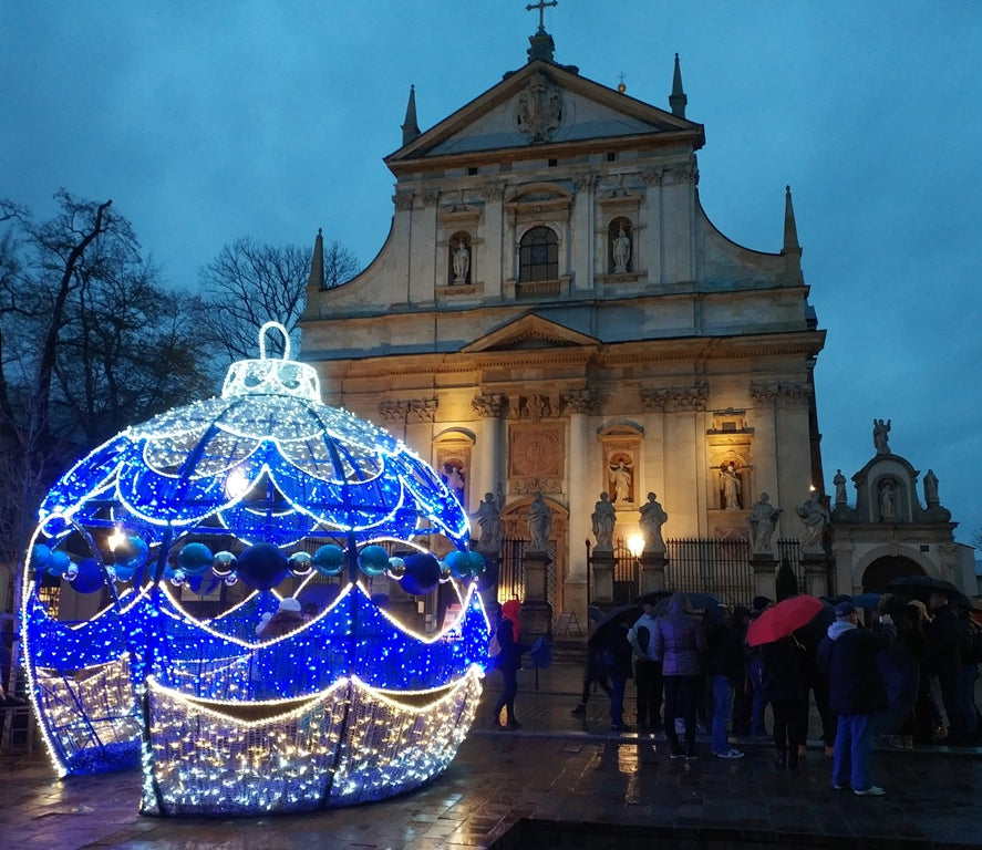 téli esős esti időben karácsonyi fényes fotópont mellettesernyős túristák