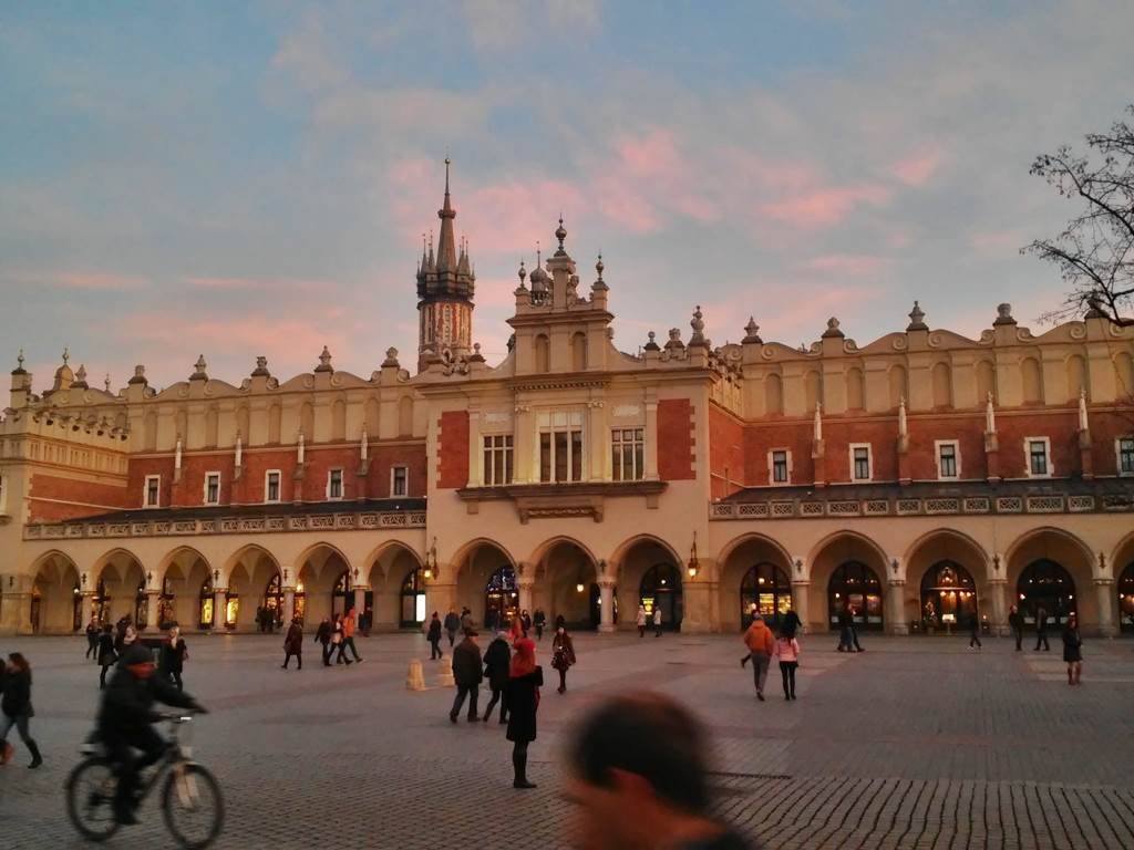 Krakkó, télen de nem havas tájban, fókuszban a Posztó-csarnok