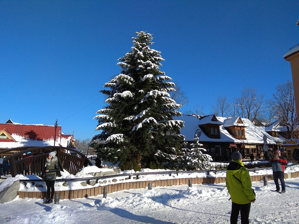 Havas táj Krakkóban télen faházakkal