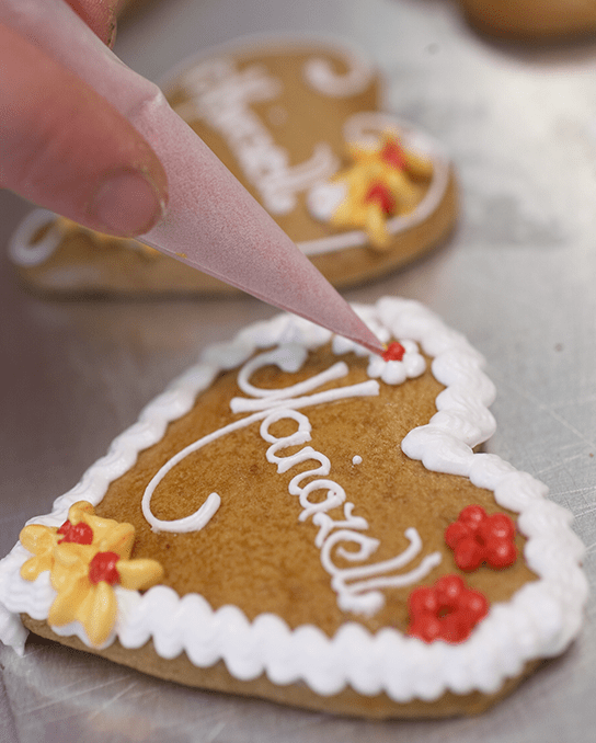 Mariazell híres mézeskalácsa díszités folyamatában