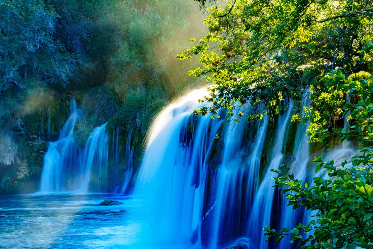 Horvátország, Plitvice-tavak gyönyörű vízesése elmosódott képe