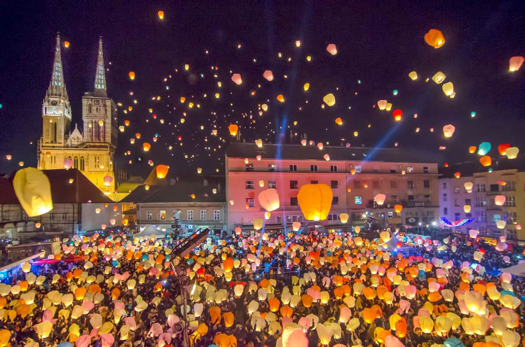 adventkor papir lámpások emelkednek a levegőbe este Zágrábban
