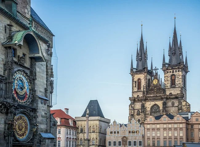 óratornyok egy hatalmas főtéren