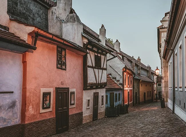 szűk utca, színes kőházakkal tarkítva