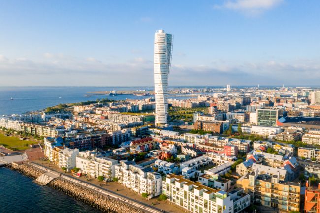 hatalmas torony a kisebb házak felett tengerparton