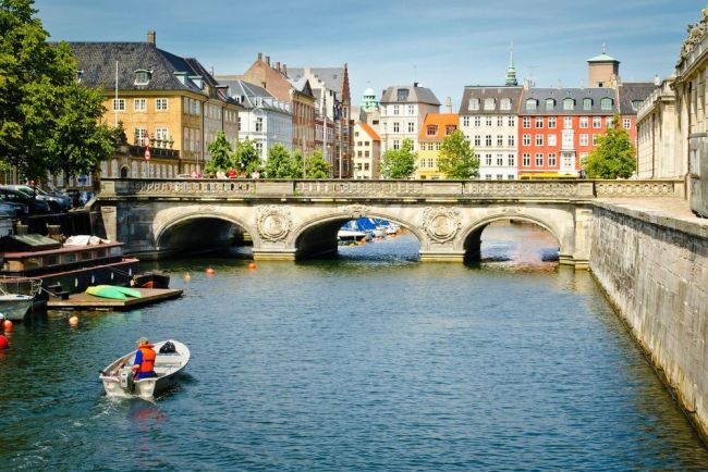 Motorcsónak megy át a 3 lukú híd alatt