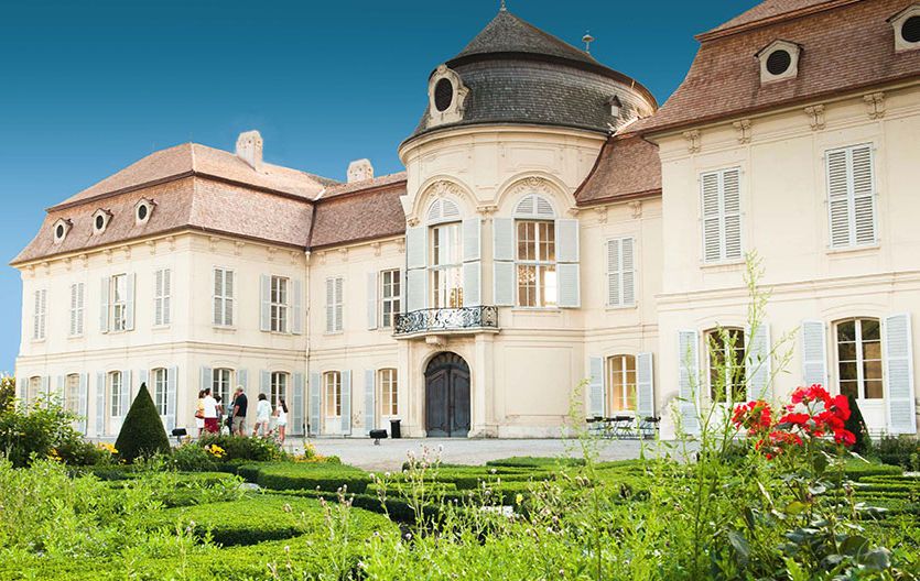 Schloss Niederweiden a képen, előtte zöldellő, igényes kert