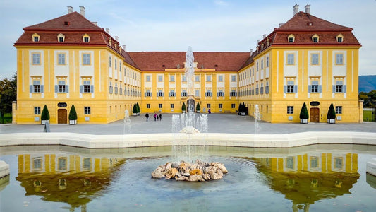 A sárga pompázatos Schloss Hof a híres szökőkúttal