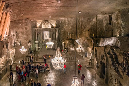 A lengyelországi Wieliczka sóbánya belülről fotózva a rejtélyes hangulatot