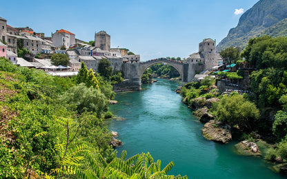 A tiszta Neretva-folyó Bszniában egy gyönyörű napon