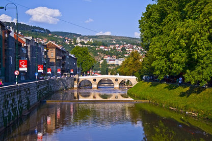 Latin-bridge Szarajevóban fás környezettel egy szép napos napon