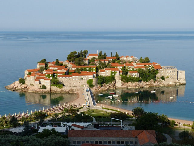 Budva vára, Montenegróban nyáron, szikrázó napsütésben