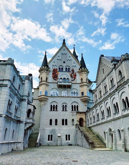 Neuschwanstein egyik orma közelről, szépen díszitve az erkélyről