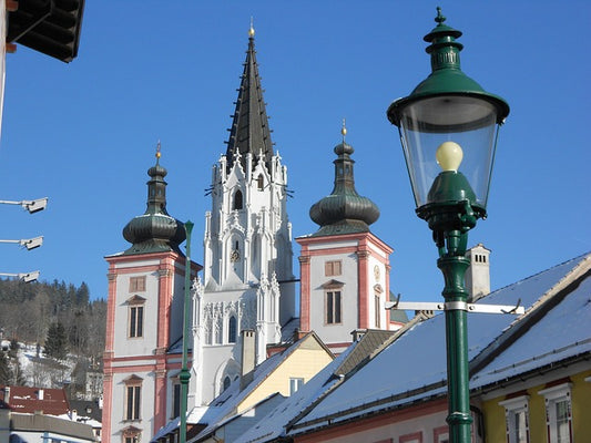 mariazell bazilika, annak a tornyai háttérben hó