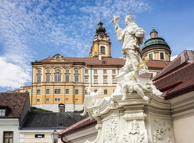 gyönyörűen megfaragott szobor  és épületekkel a háttérben