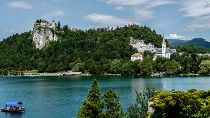 Alpok gyöngyszeme tulipánvirágzáskor - Szlovénia